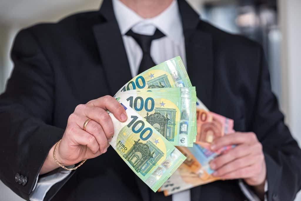 Kako kreditni oglasnici utiču na tržište nekretnina i kupovinu vozila Kako kreditni oglasnici utiču na tržište nekretnina i kupovinu vozila